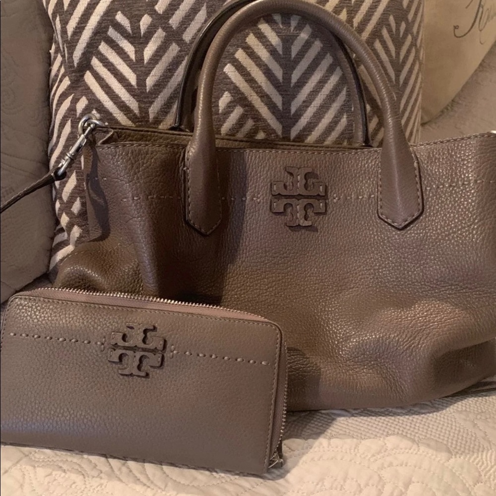 Beautiful Tory Burch bag ONLY